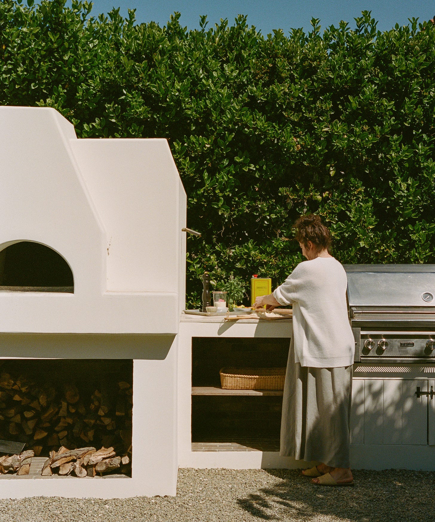 image of leanne citrone making pizza in her backyard