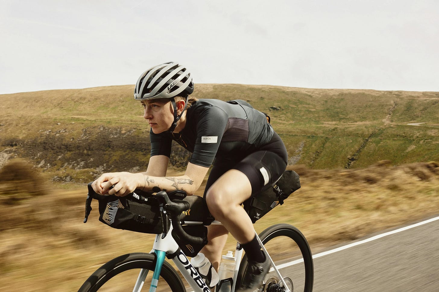 cycliste dans un paysage de nature