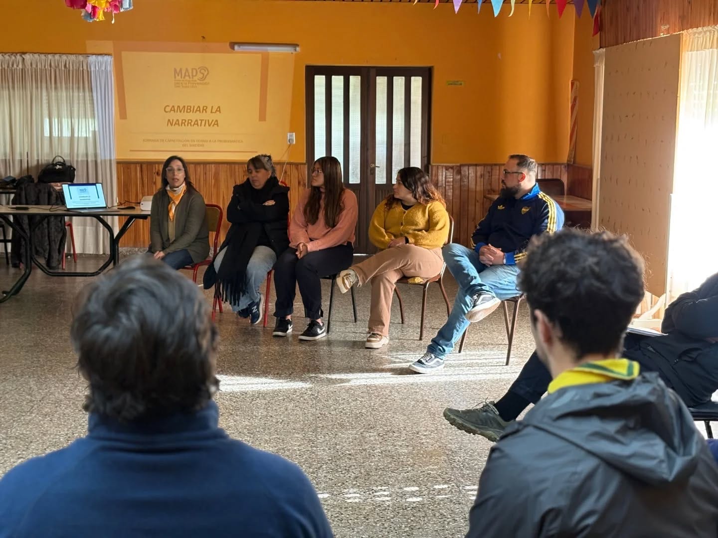 Puede ser una imagen de una o varias personas y personas estudiando