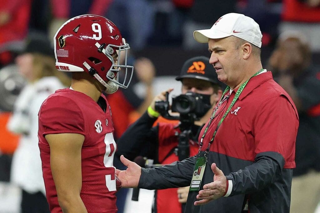 Bill O'Brien con Bryce Young en Alabama.