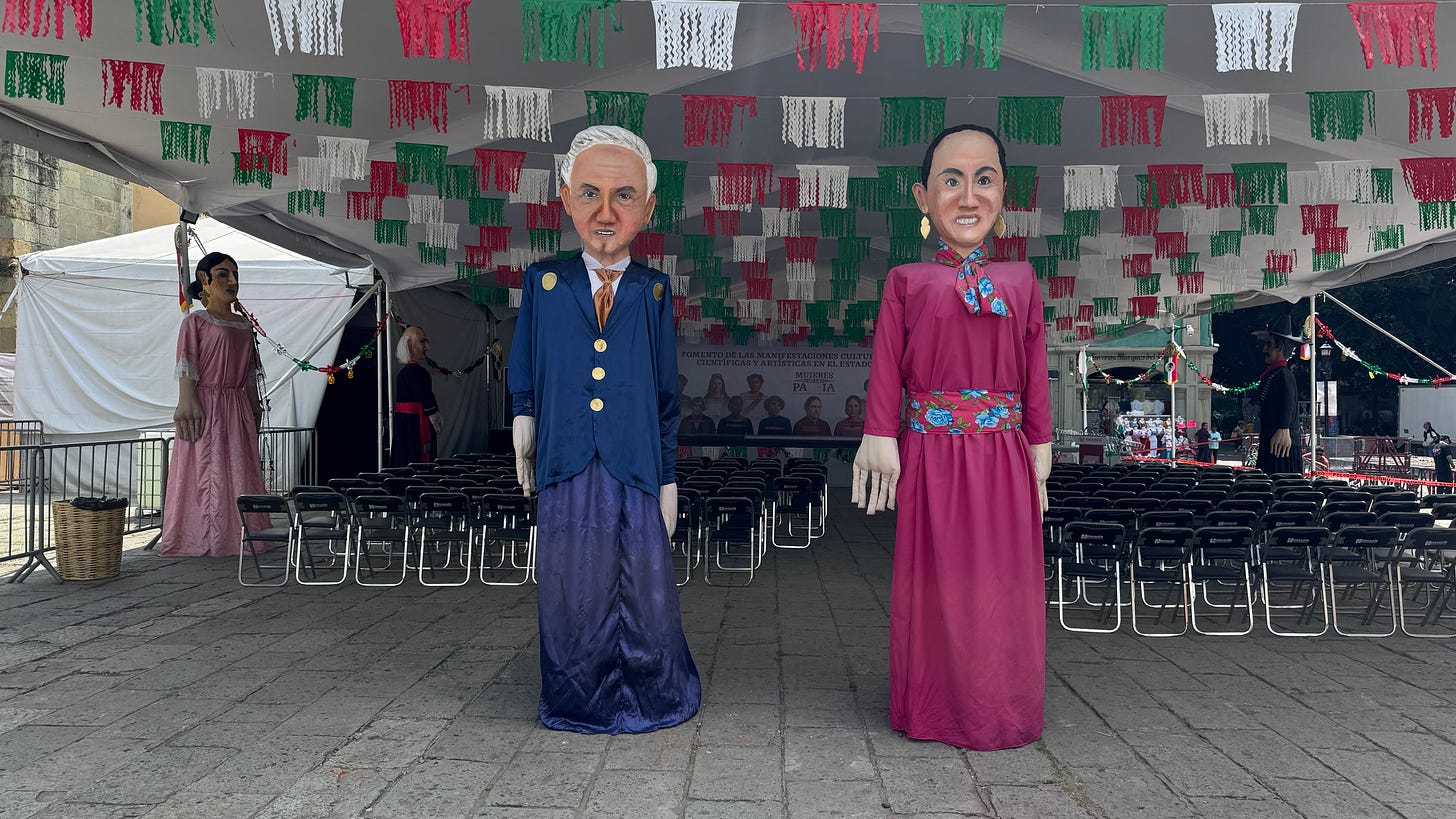 Effigies of Mexican President Claudia Sheinbaum and her husband, Jesús María Tarriba.