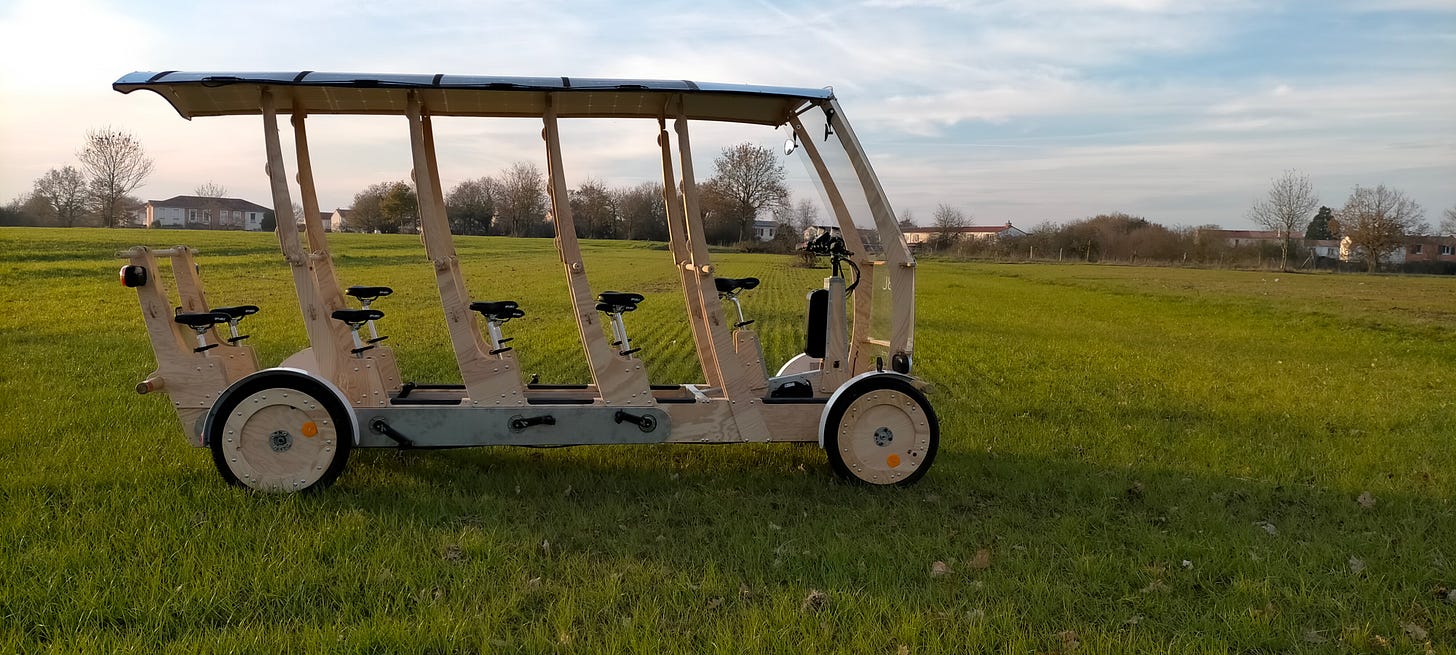 vélo bus dans un champs