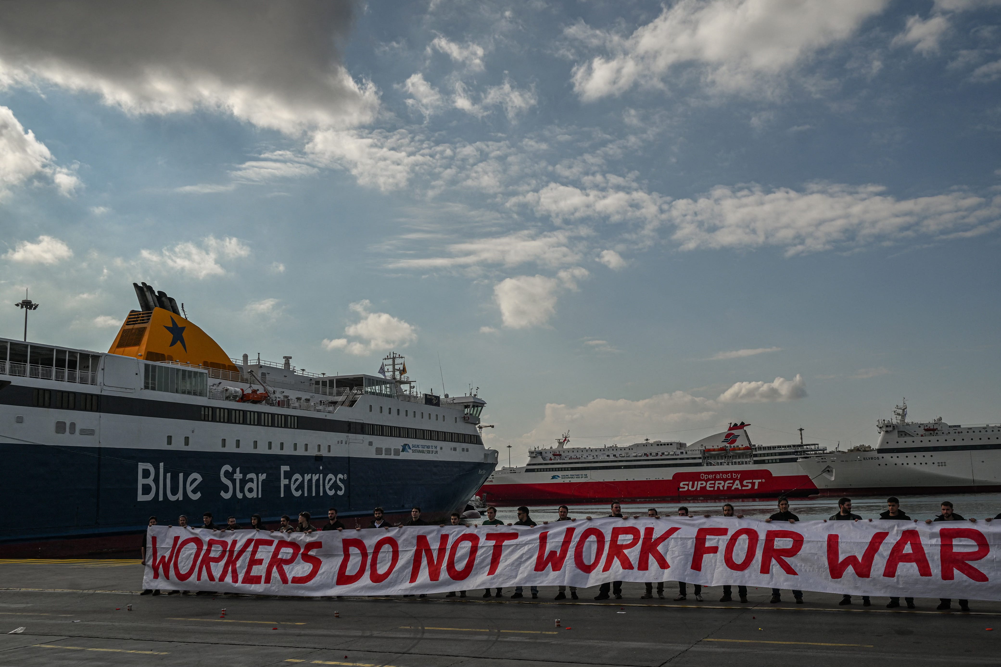 Trump’s “insane” Iran war plan; Ukraine strikes Russian refinery in defiance of Trump; Dockworkers stage global antiwar strike