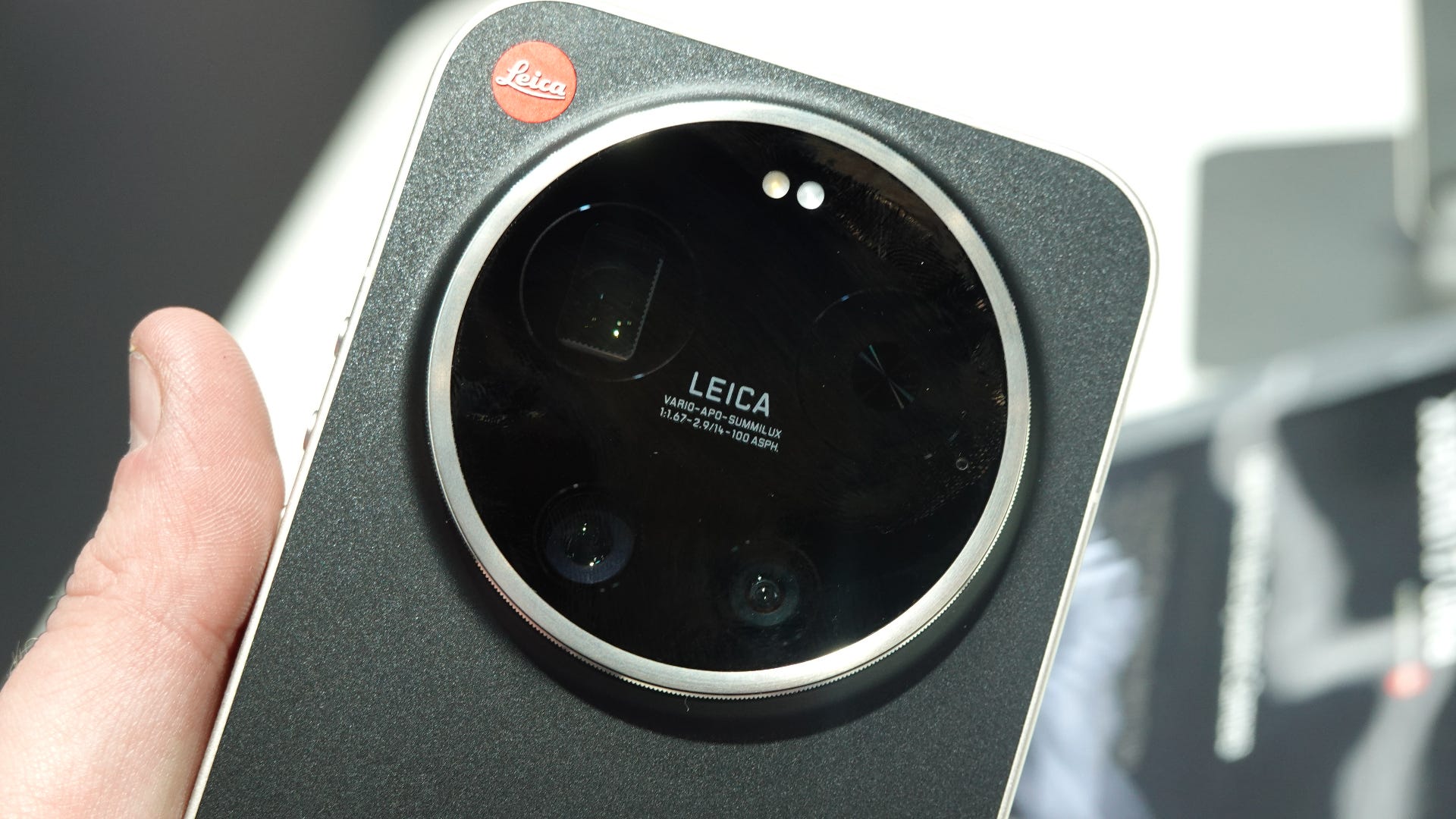 Xiaomi 17 Ultra & Leica Leitzphone hands-on: Leica's rotatable