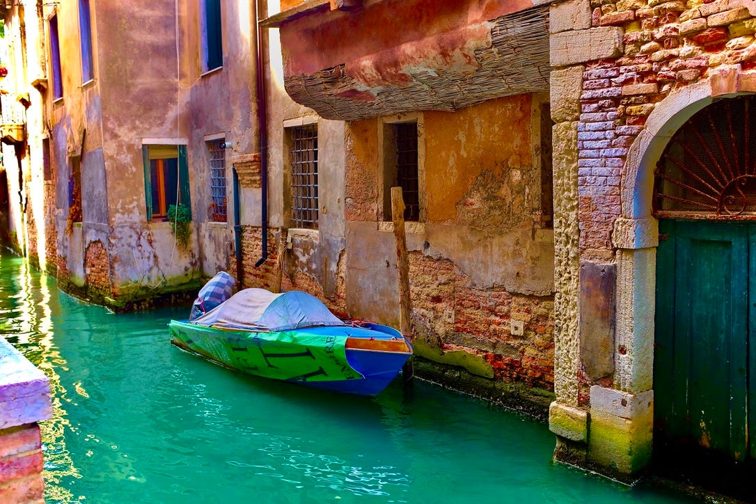 A boat in a canal

AI-generated content may be incorrect.