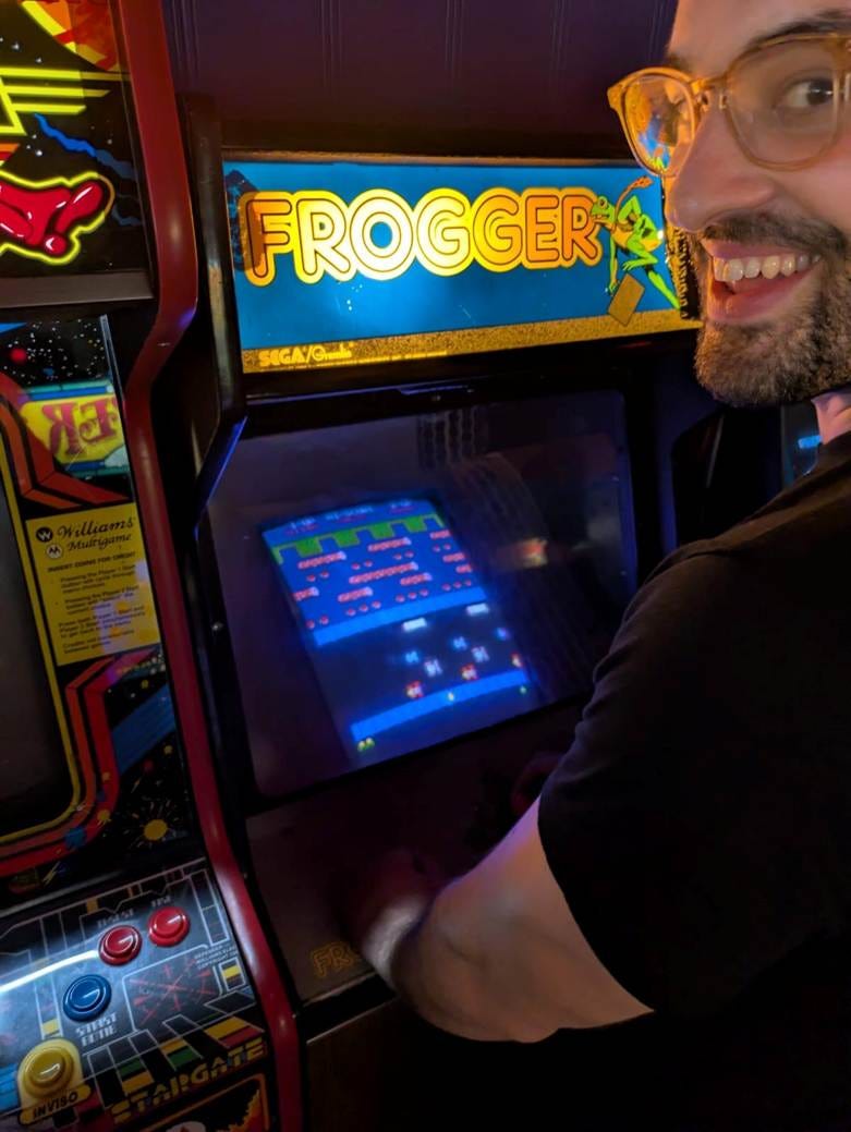 A person playing a video game

AI-generated content may be incorrect.