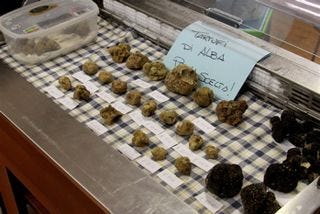 Truffles - laid out on cloth at 350 dpi Truffles - laid out on cloth at 350 dpi