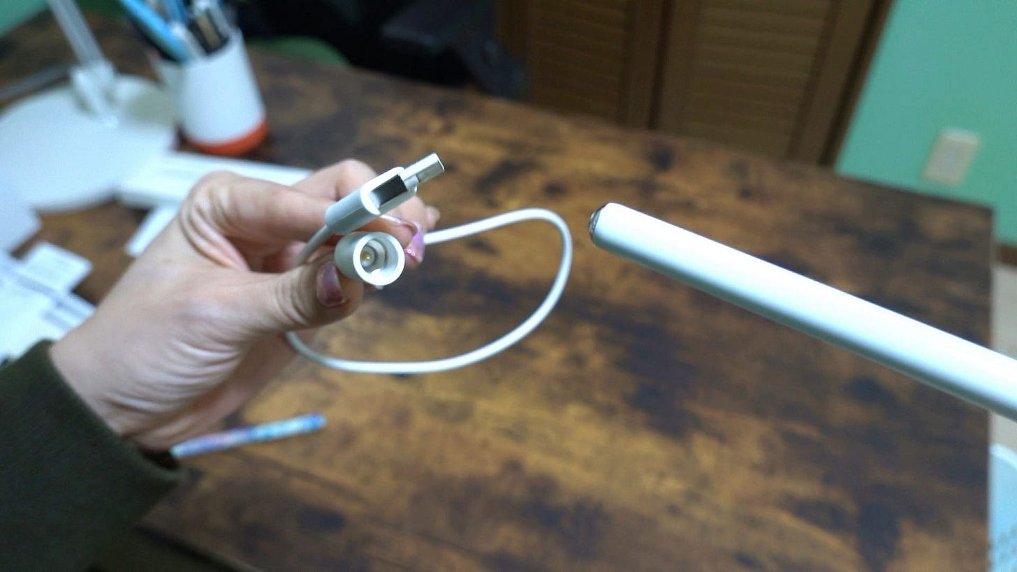 充電には専用ケーブルが必要