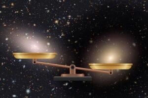 Comparison between a conventional galaxy (ESO 325-G004) enveloped in a halo of dark matter, occupying the heaviest plate on the weight scale, and the galaxy NGC 1277 (on the left), in which the study of the mass distribution reveals the absence of dark matter.