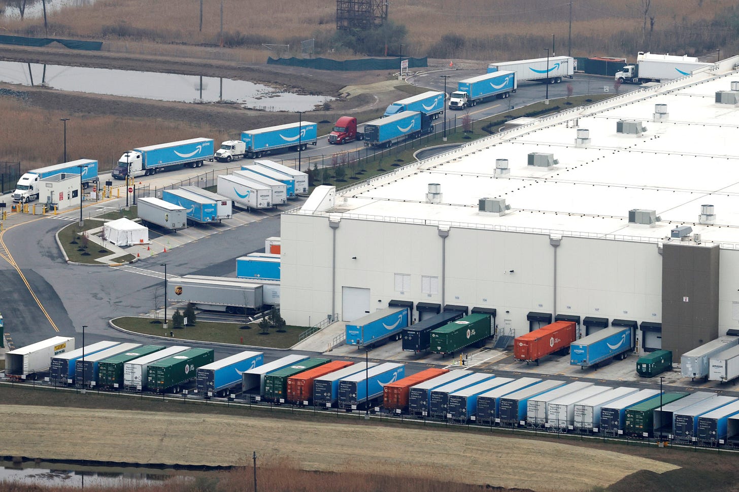 Amazon to take on 75,000 staff as online orders surge during lockdowns |  Daily Sabah