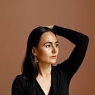 Rachelle Mozman Solano teje historias desde la psique y la memoria/Rachelle Mozman Solano Weaves Stories from the Psyche and Memory