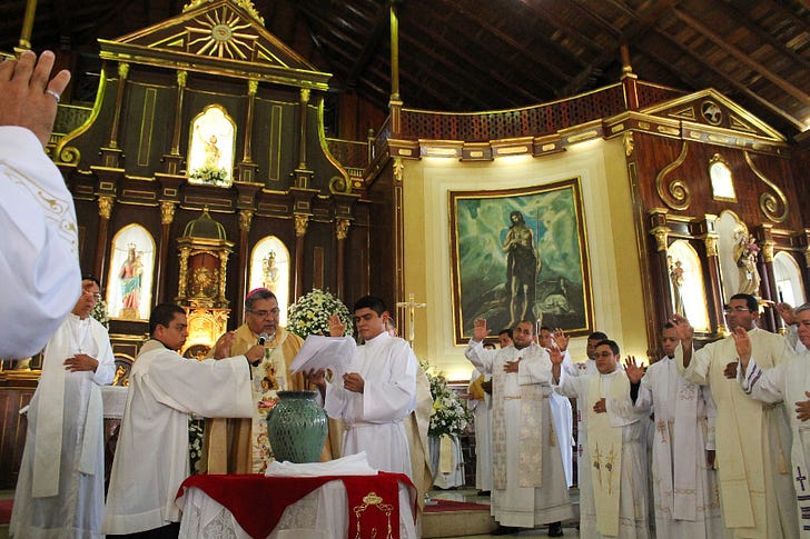 A Chrism Mass in Chitre, Panama. Andrés Espinosa via Wikimedia (CC BY-SA 4.0).