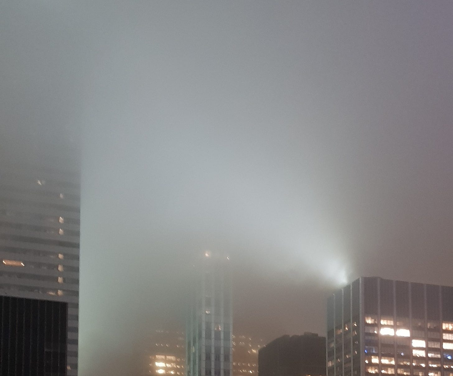 夜霧籠罩的高樓,輪廓模糊只見燈光 夜霧籠罩的高樓,輪廓模糊只見燈光