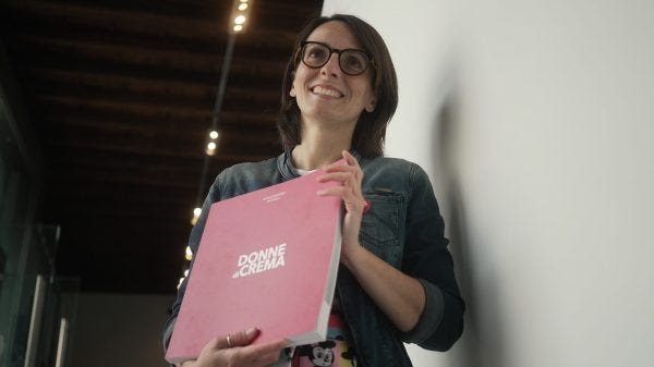 Il libro Donne di Crema in mano all'autrice Monica Monimix Antonelli