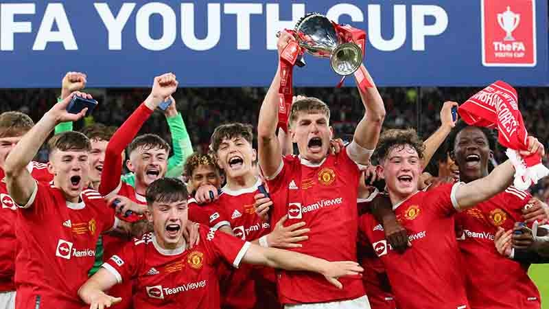 Manchester United win FA Youth Cup after 3-1 victory over Nottingham Forest