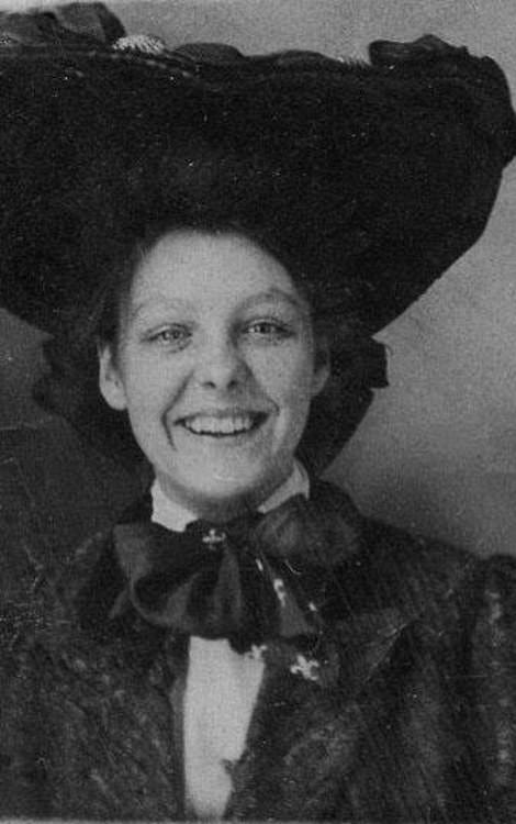 Victorian woman portrait: Evokes real-life historical figures whose personal nuances and emotional worlds help actors ground authentic period performances.