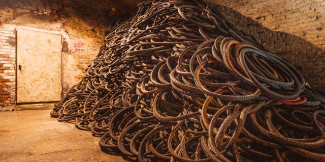 Un amas de pneus de vélo usagés dans une pièce en sous-sol