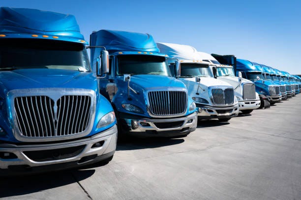Fleet of blue 18 wheeler semi trucks Large fleet of commercial trucks 18 wheelers parked in truck yard 3PL stock pictures, royalty-free photos & images
