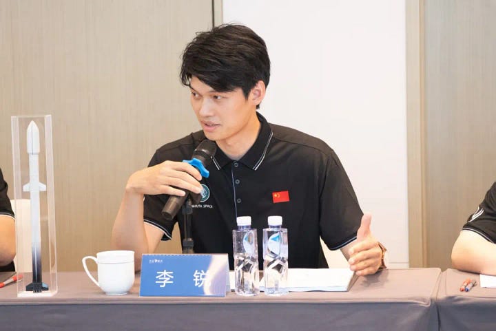 Wang Shilei (left) and Li Rui (right) speak at the design and recovery review.