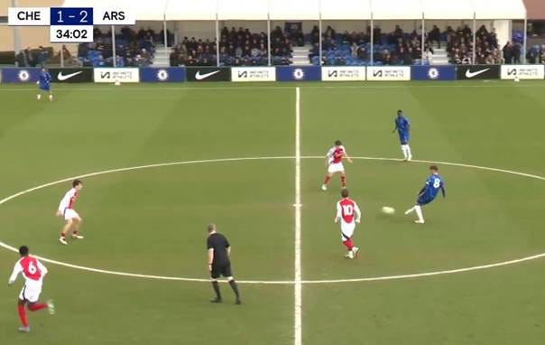 Une image contenant herbe, Site sportif, joueur de foot, Stade de foot

Le contenu généré par l’IA peut être incorrect.
