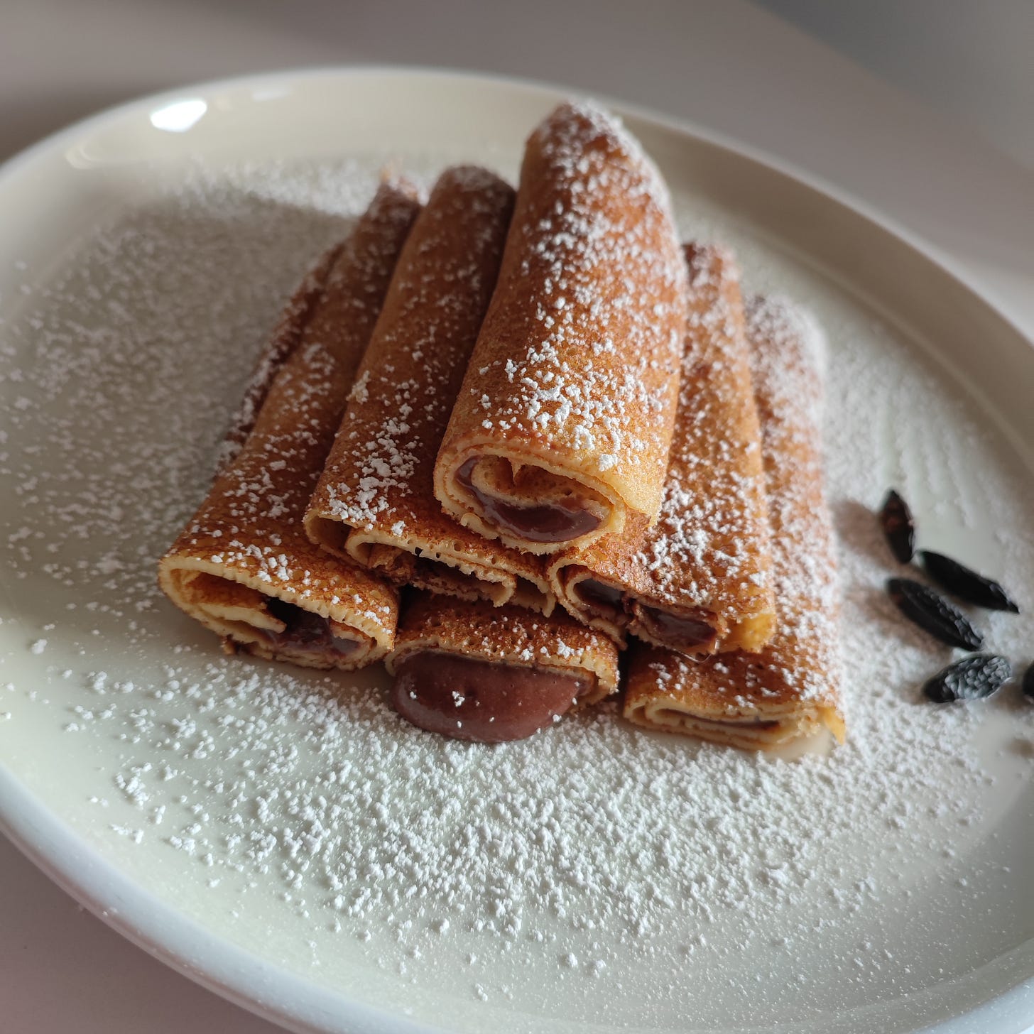 Tonkelle, crepes base biscotti con gianduia e fava di tonka