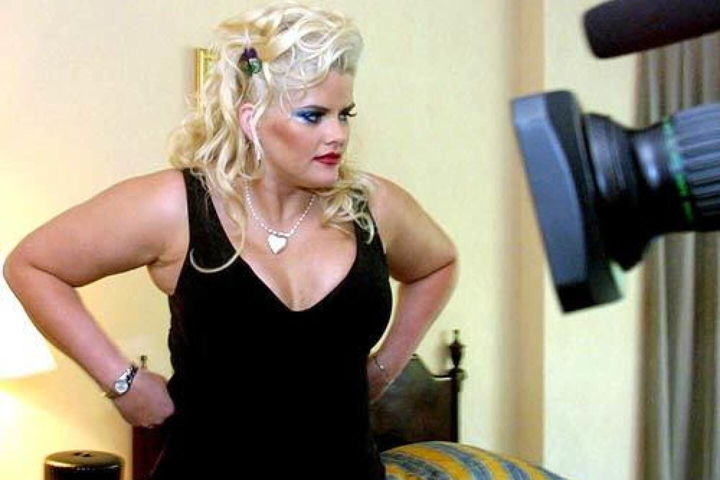 Anna Nicole Smith provided with controlled substances before her death -  Los Angeles Times