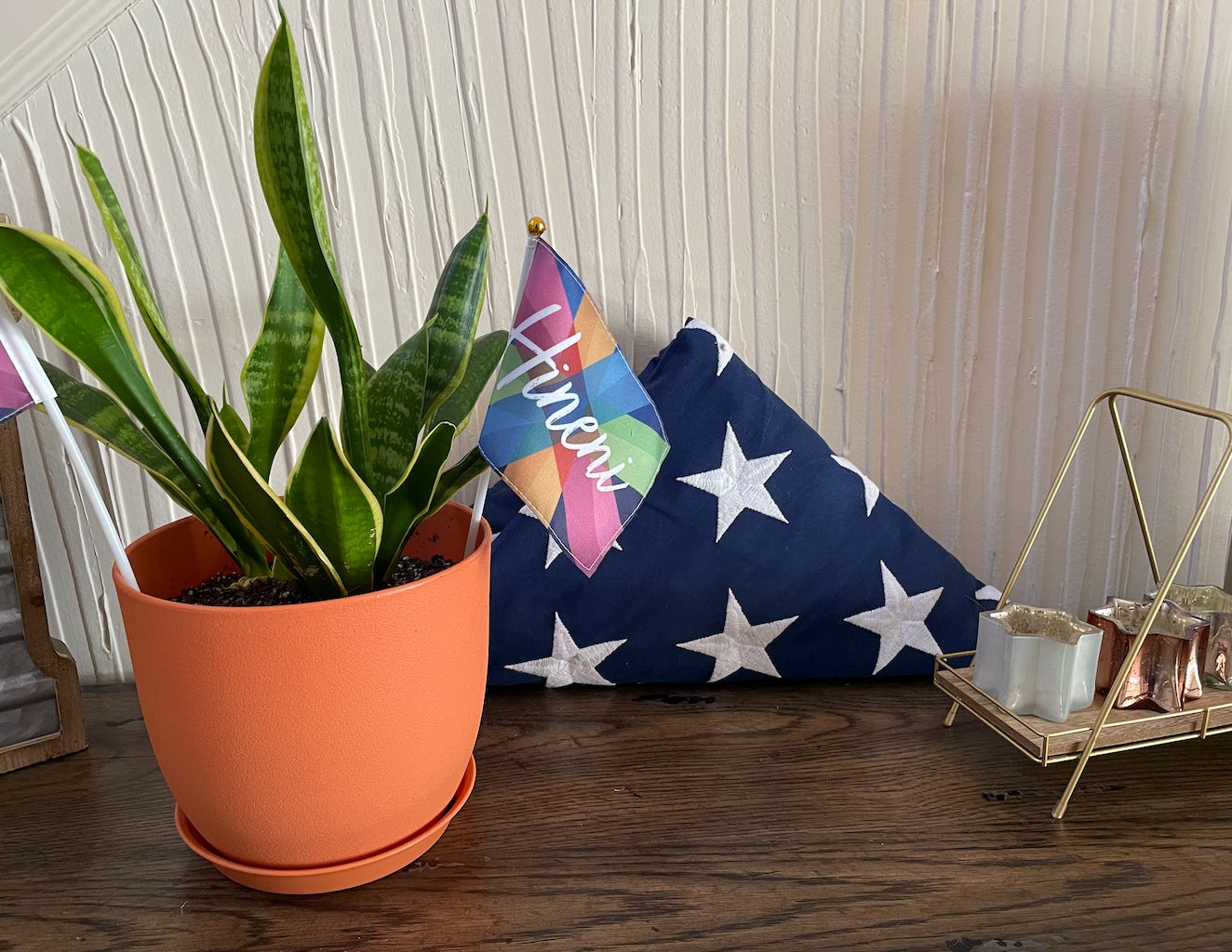 a plant with a flag in it saying "hineni"