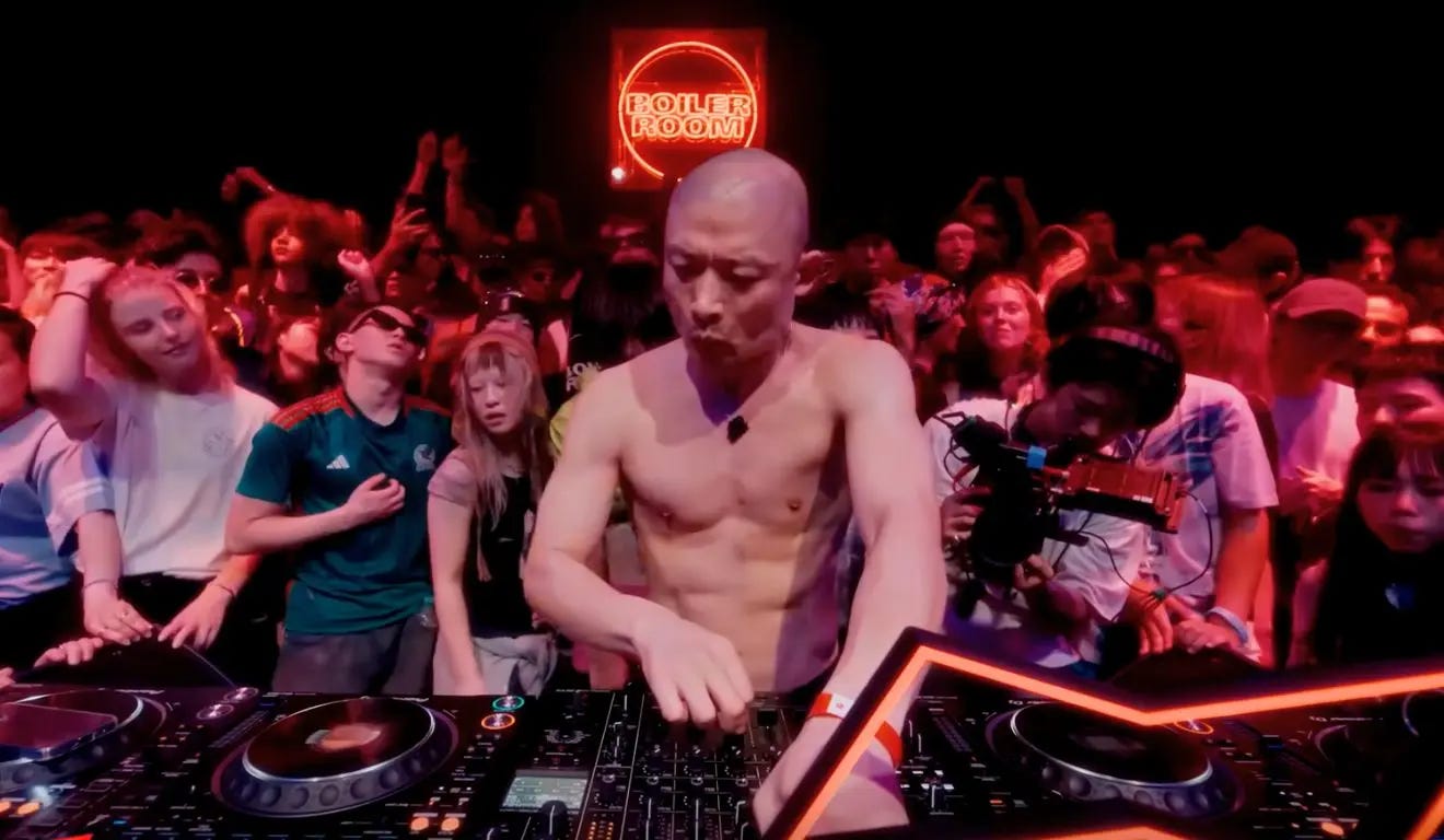 Quem é o DJ japonês que fez o "melhor Boiler Room da história"? | TMDQA!
