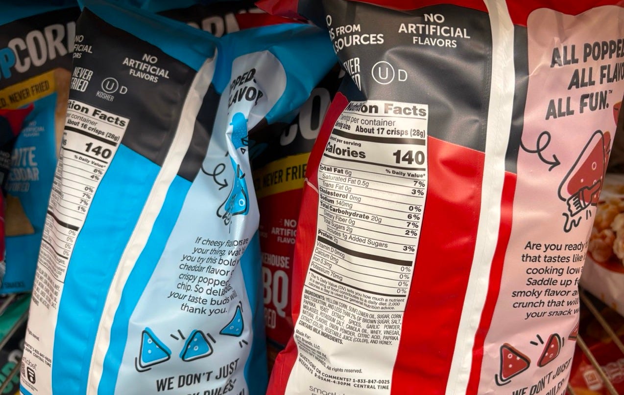 L'étiquette avec les calories et les valeurs nutritionnelles sur des paquets de chips dans un magasin d’alimentation aux États-Unis. L'étiquette avec les calories et les valeurs nutritionnelles sur des paquets de chips dans un magasin d’alimentation aux États-Unis.