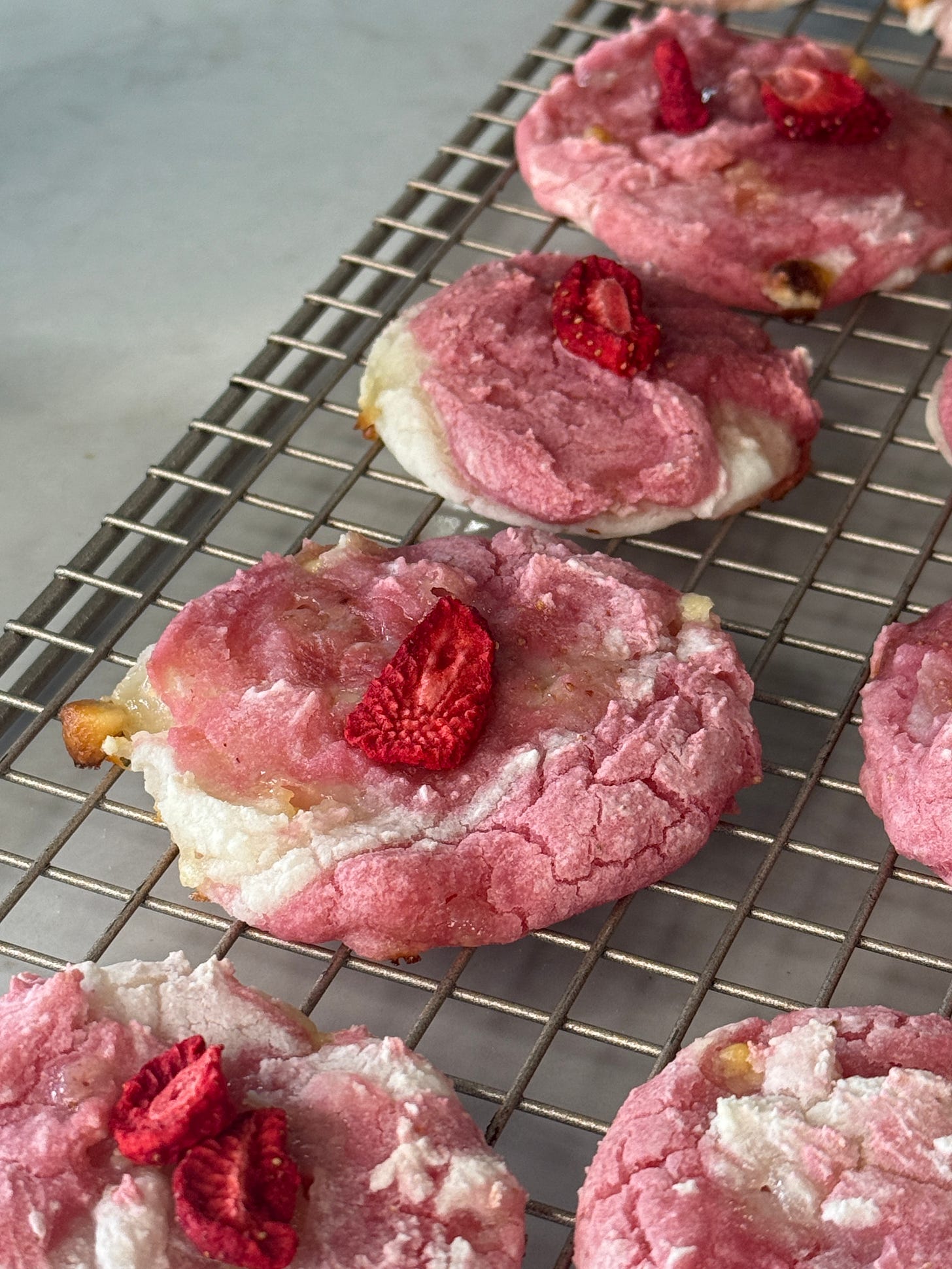 strawberries and cream mochi cookies 