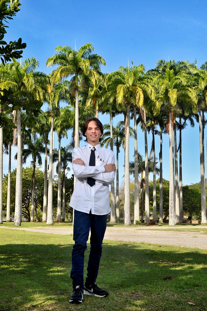 um formando fotografado com um corte bem mais aberto e outra foto mais fechada