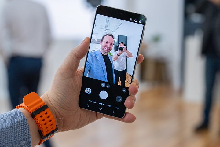 Samsung Galaxy S25 Edge selfie camera