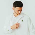 Lacoste transforma su Cocodrilo en una cabra para homenajear a Novak Djokovic