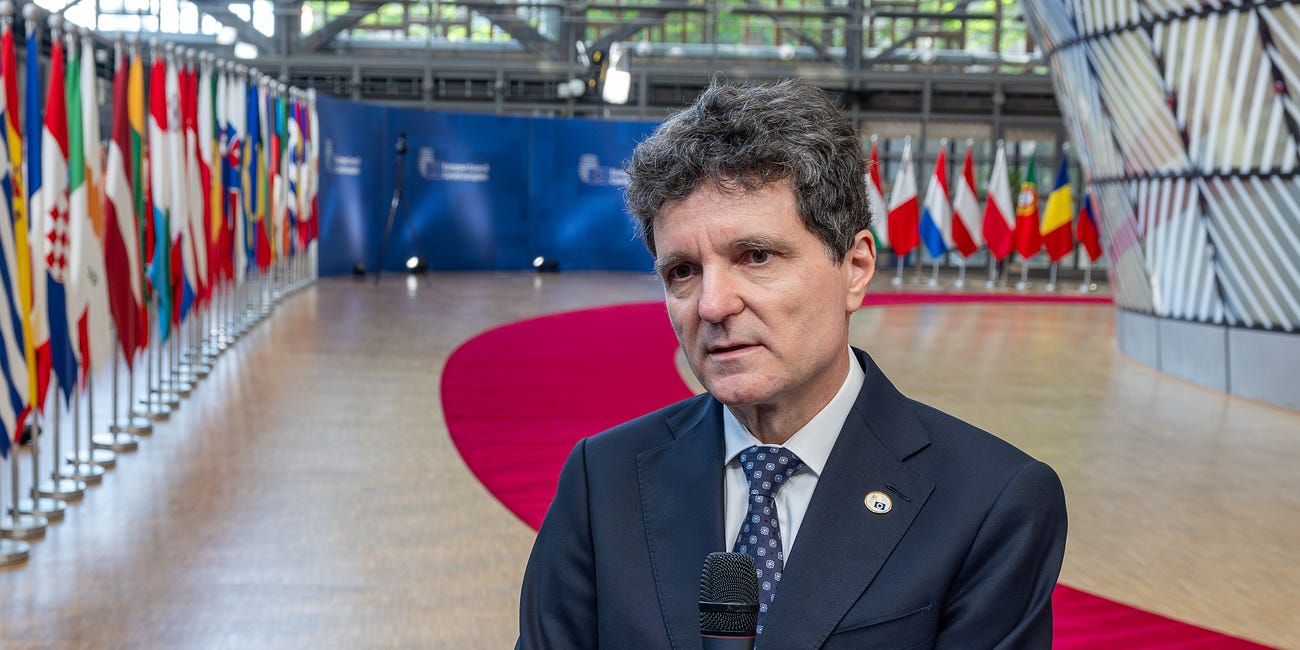 Capcanele unui guvern minoritar. De ce soluția „de avarie” pe care o caută Nicușor Dan poate deveni o criză politică și mai mare în toamnă