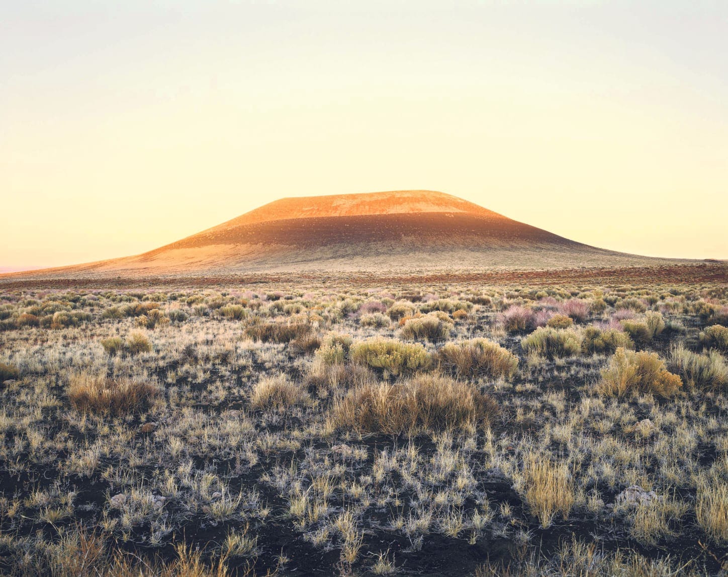 Vue du cratère Roden dans l’Arizona, site où James Turrell travaille depuis 1977 à son œuvre la plus monumentale à ce jour. © James Turrell. Photo : Florian Holzherr.