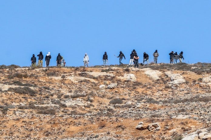 Jødiske bosettere sett mens palestinske bønder og aktivister plukker oliven i løpet av den årlige innhøstingssesongen, i landsbyen Burqa på Vestbredden, 20 oktober 2024. (Blits 90) Jødiske bosettere sett mens palestinske bønder og aktivister plukker oliven i løpet av den årlige innhøstingssesongen, i landsbyen Burqa på Vestbredden, 20 oktober 2024. (Blits 90)