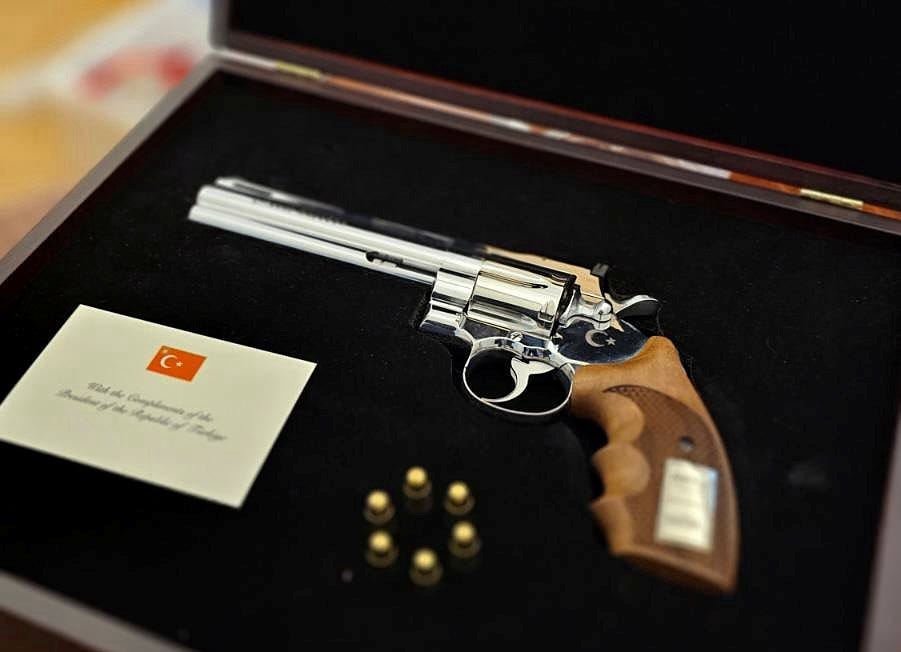 An engraved revolver gifted by the Turish president to Gitanas Nausėda An engraved revolver gifted by the Turish president to Gitanas Nausėda