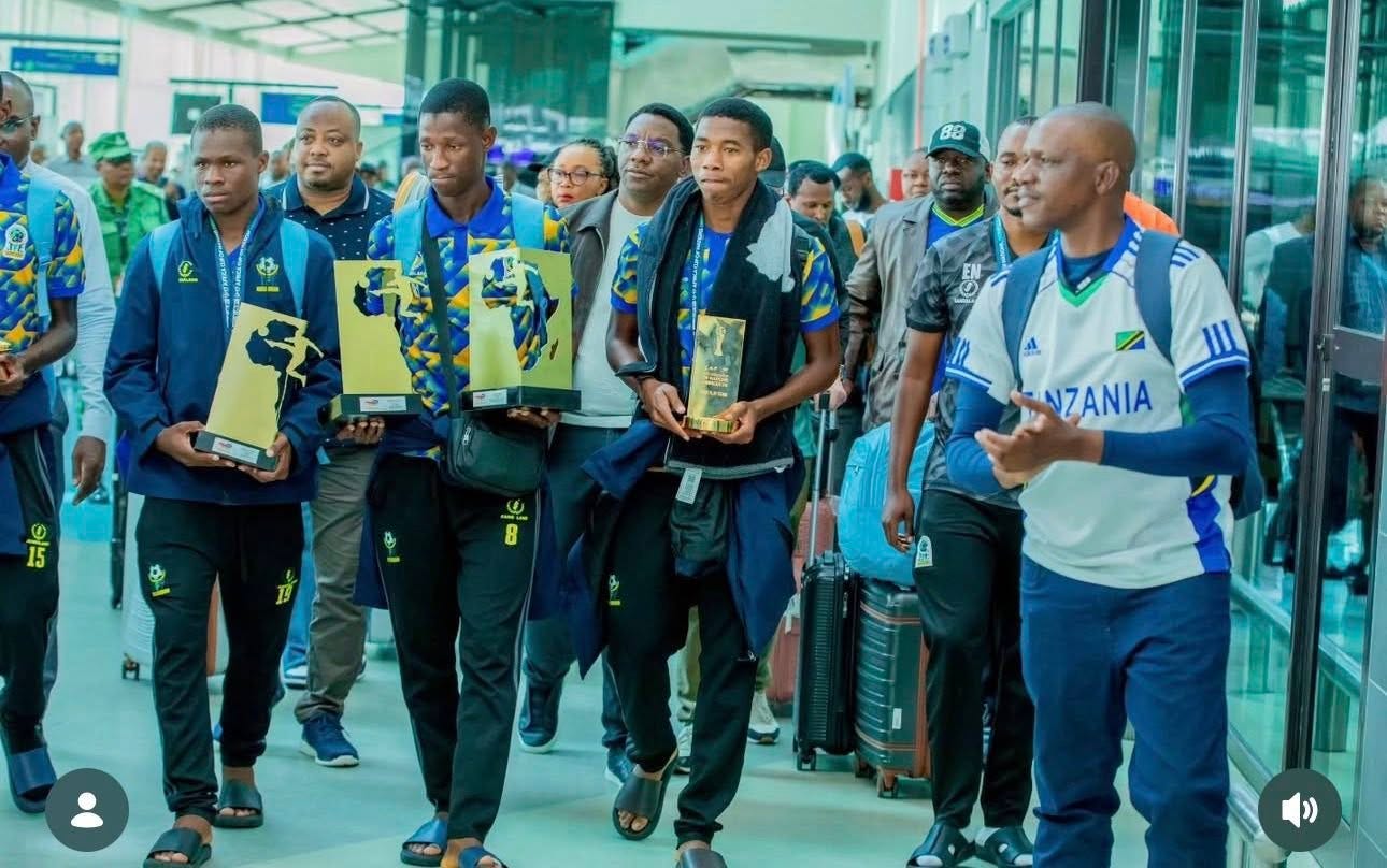 Peut être une image de une personne ou plus, personnes jouant au football et texte qui dit ’스 ሌኝ 15 8 ZANIA C’ Peut être une image de une personne ou plus, personnes jouant au football et texte qui dit ’스 ሌኝ 15 8 ZANIA C’