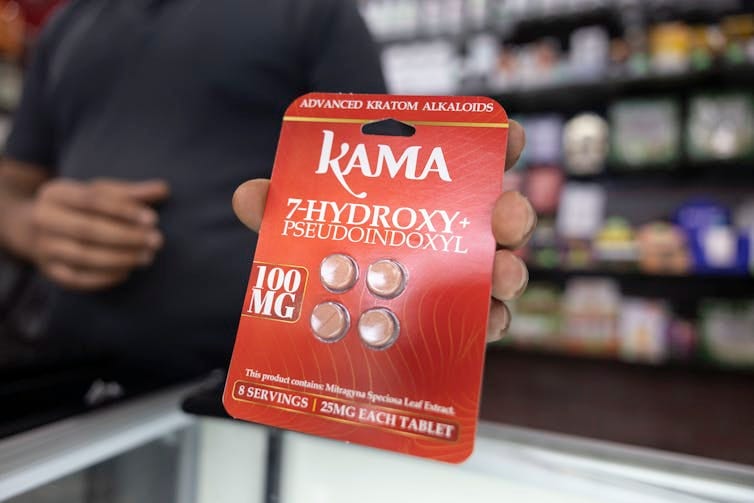 A red package labeled 'Kama 7-hydroxy + pseudoindoxyl' contains eight pills