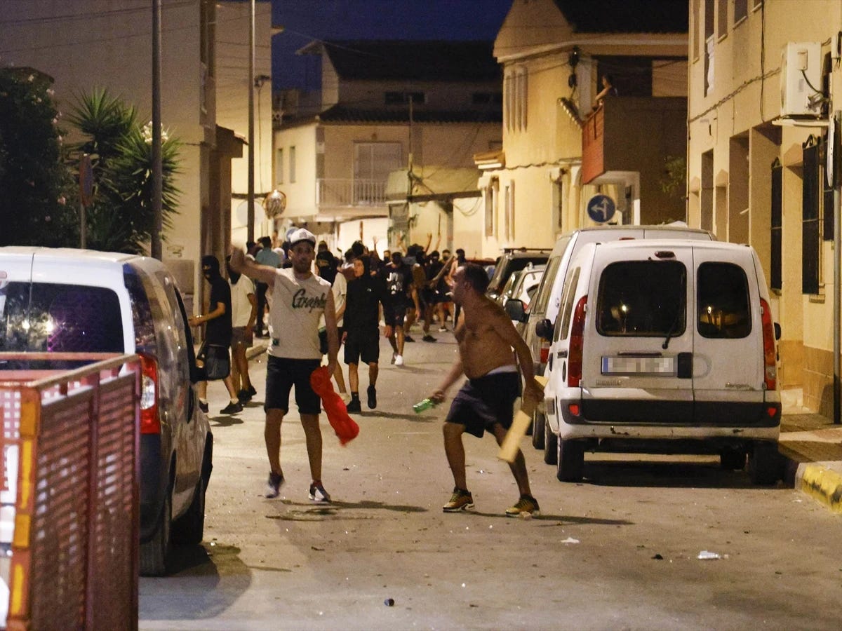 Tercera noche de tensión en Torre-Pacheco donde ya hay ocho detenidos por  la brutal agresión, daños y altercados