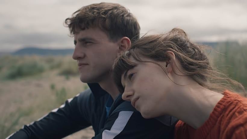 Daisy Edgar-Jones and Paul Mescal in Episode #1.2 (2020)