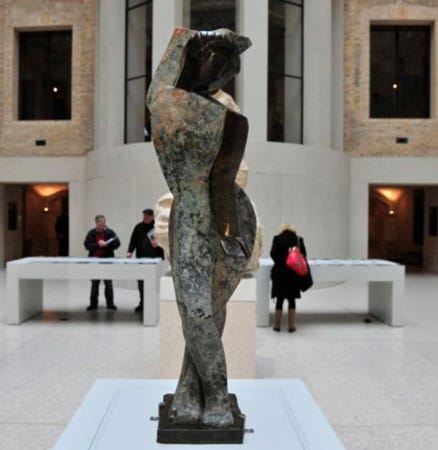 A statue of a person in a museum

AI-generated content may be incorrect.
