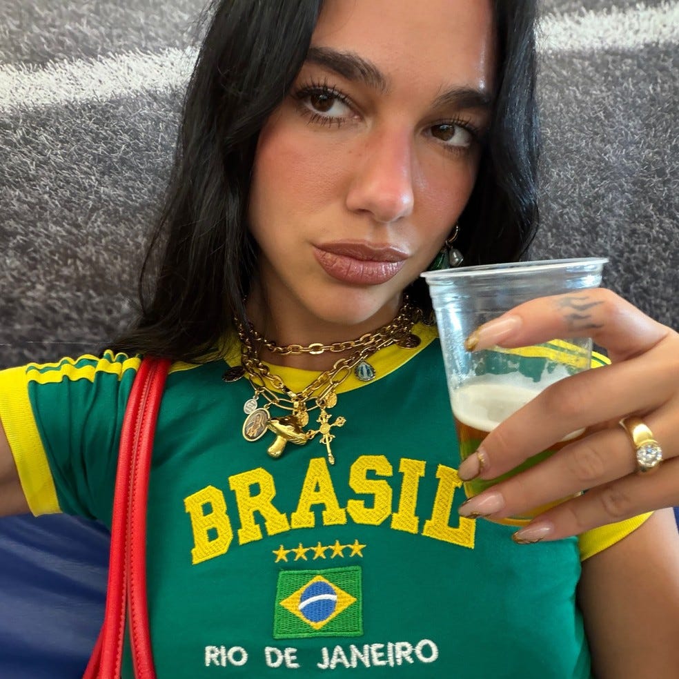 Dua Lipa abre álbum de viagem pelo Rio: 'Em meu coração'