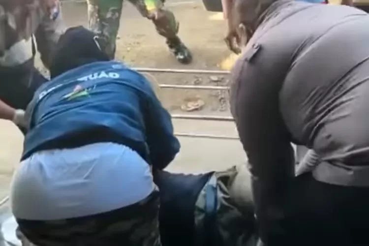 Petugas mengevakuasi jenazah sopir truk yang meninggal mendadak di warkop. (Foto istimewa)