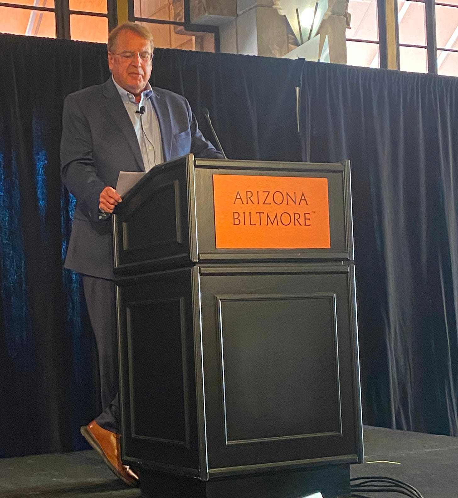 Tom DiLorenzo, author of From Pathology to Politics and 17 other books, addresses 250 attendees at the Mises Circle event at the Phoenix Biltmore on April 26, 2025