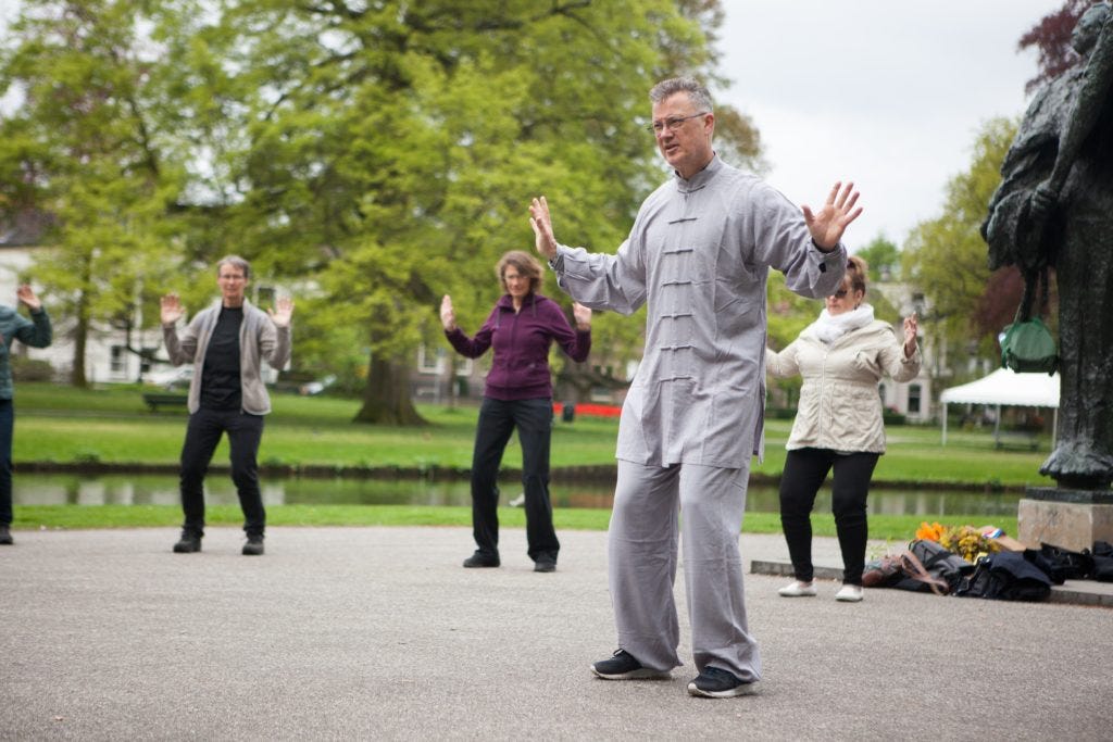 Chi Kung in het park tijdens Wereld Tai Chi Dag 2018 (foto: Rob Feber) Chi Kung in het park tijdens Wereld Tai Chi Dag 2018 (foto: Rob Feber)