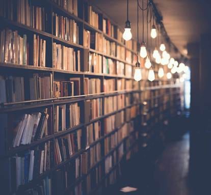 Photo de bibliothèque avec lumières allumées