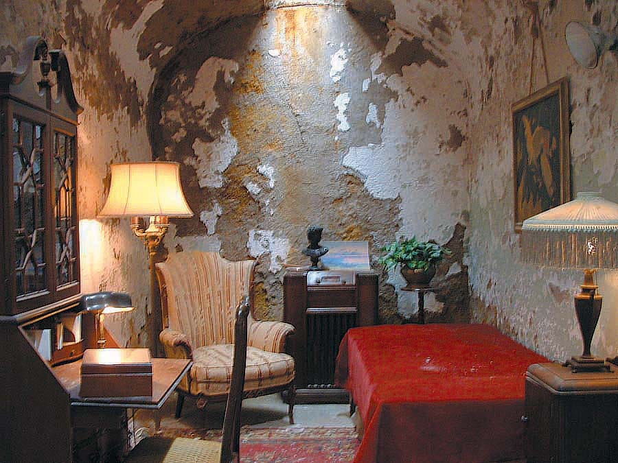 https://upload.wikimedia.org/wikipedia/commons/a/a4/Al_Capone%27s_cell.jpg