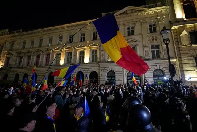 Des partisans du candidat d’extrême droite à la présidentielle roumaine Calin Georgescu manifestent après l’annulation de sa candidature par la commission électorale, à Bucarest, le 9 mars 2025.