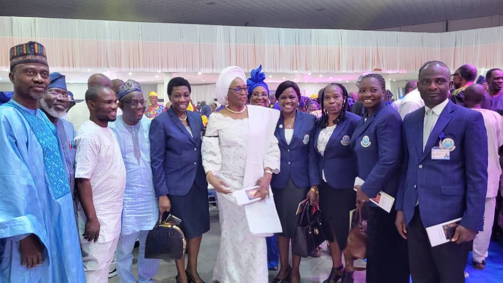 Daughter of the deceased and former UNILAG Acting VC, Folasade Ogunsola, with management and staff of the university.